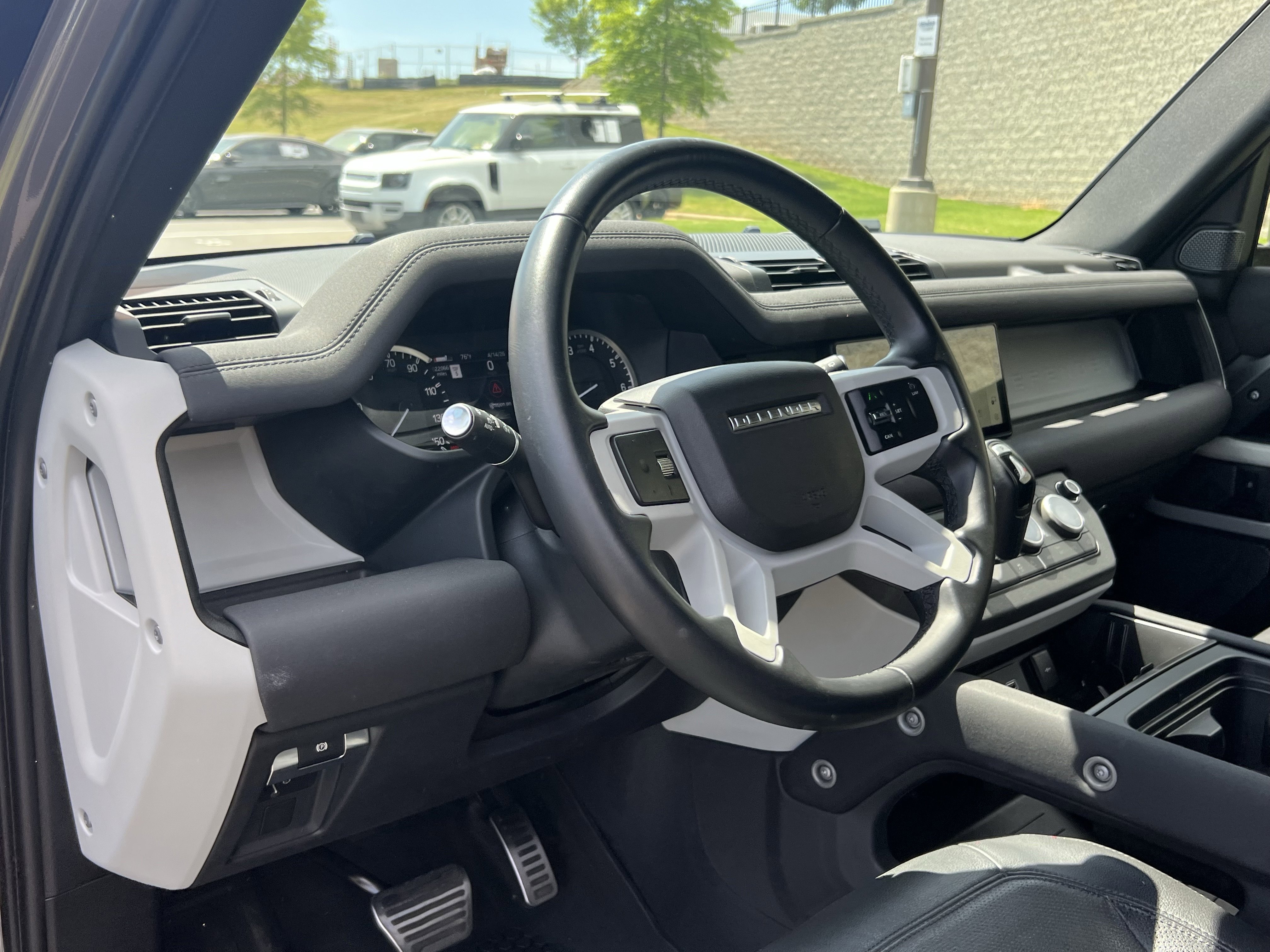 Certified 2023 Land Rover Defender 90 SE image 19