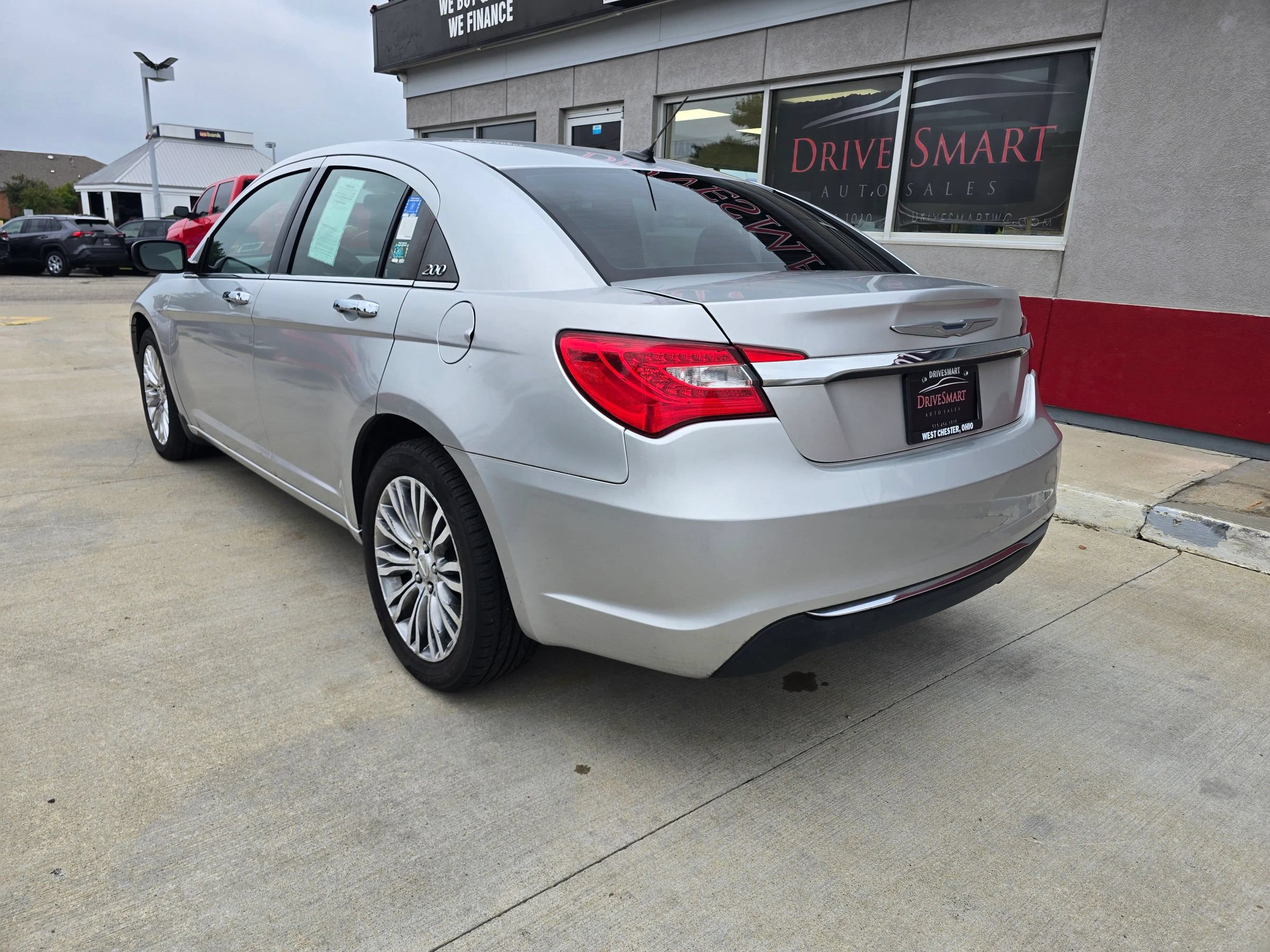 Used 2011 Chrysler 200 Limited FWD image 3