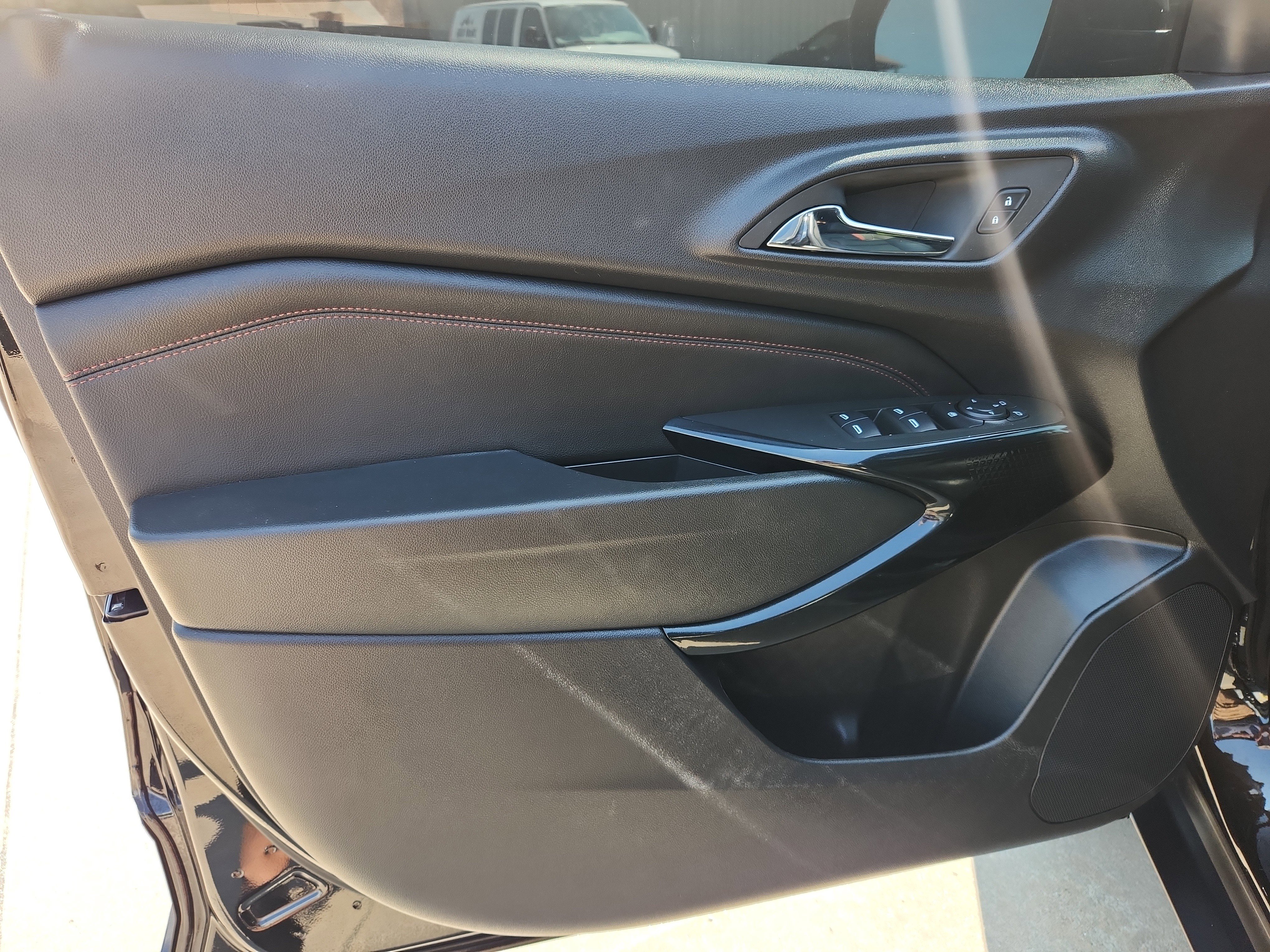 Used 2025 Chevrolet Trax RS w/ Sunroof Package FWD image 20