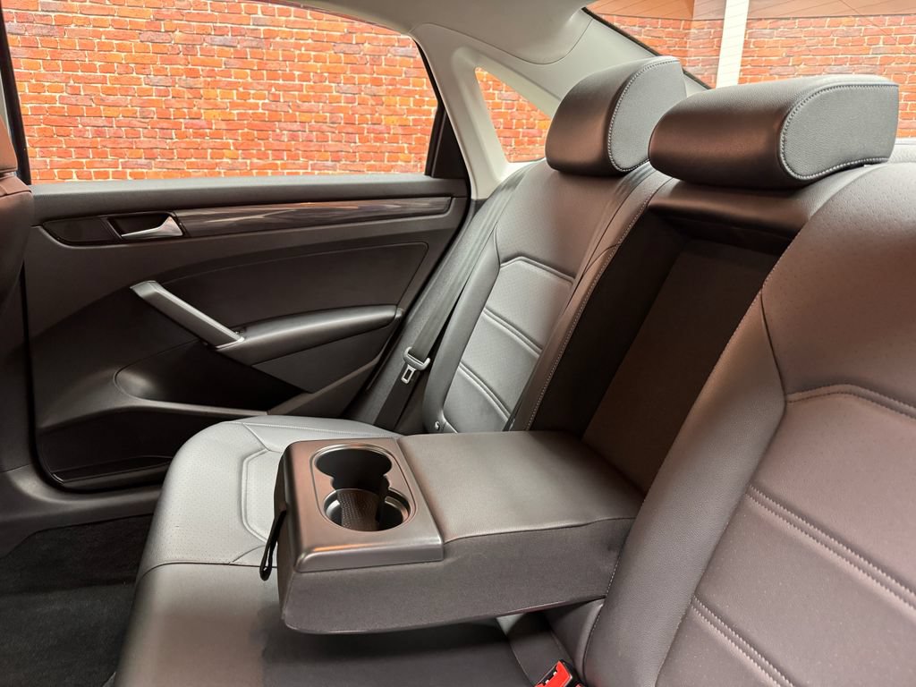Used 2020 Volkswagen Passat 2.0T R-Line FWD image 4