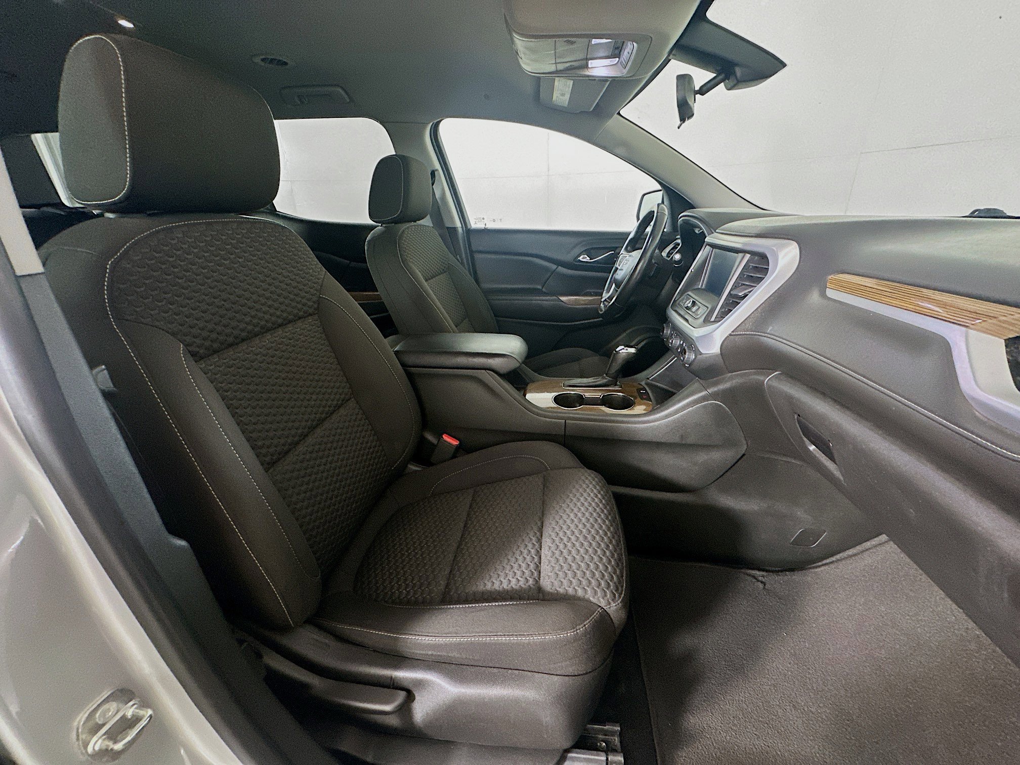 Used 2017 GMC Acadia SLE image 30