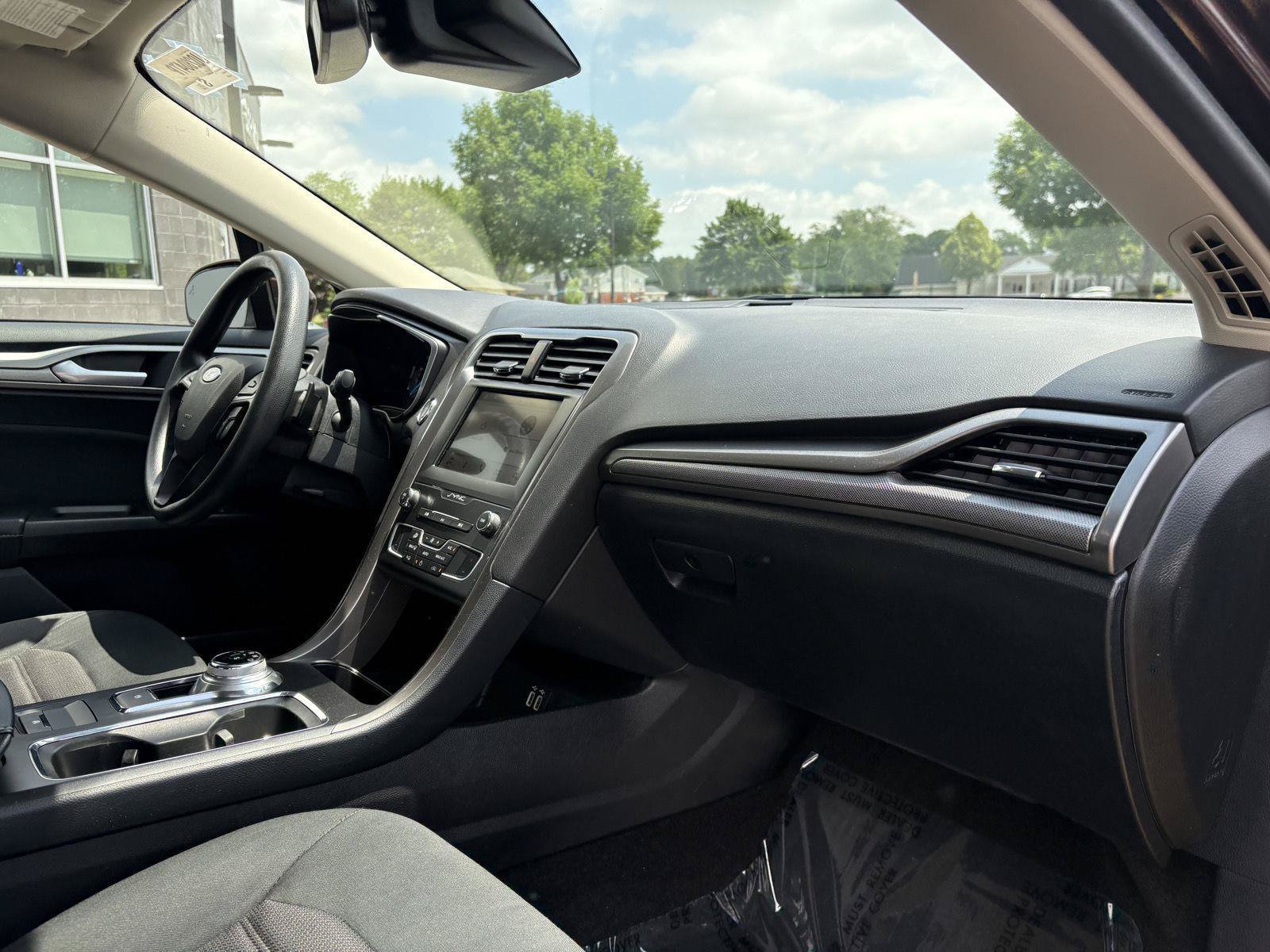 Used 2019 Ford Fusion SE FWD image 22