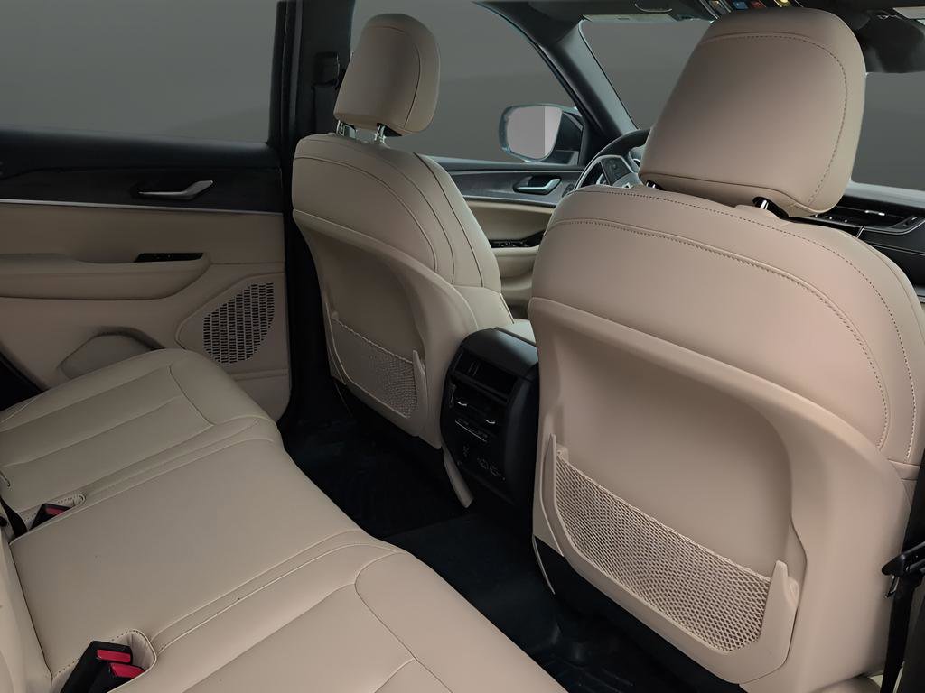 Used 2023 Jeep Grand Cherokee Limited image 16