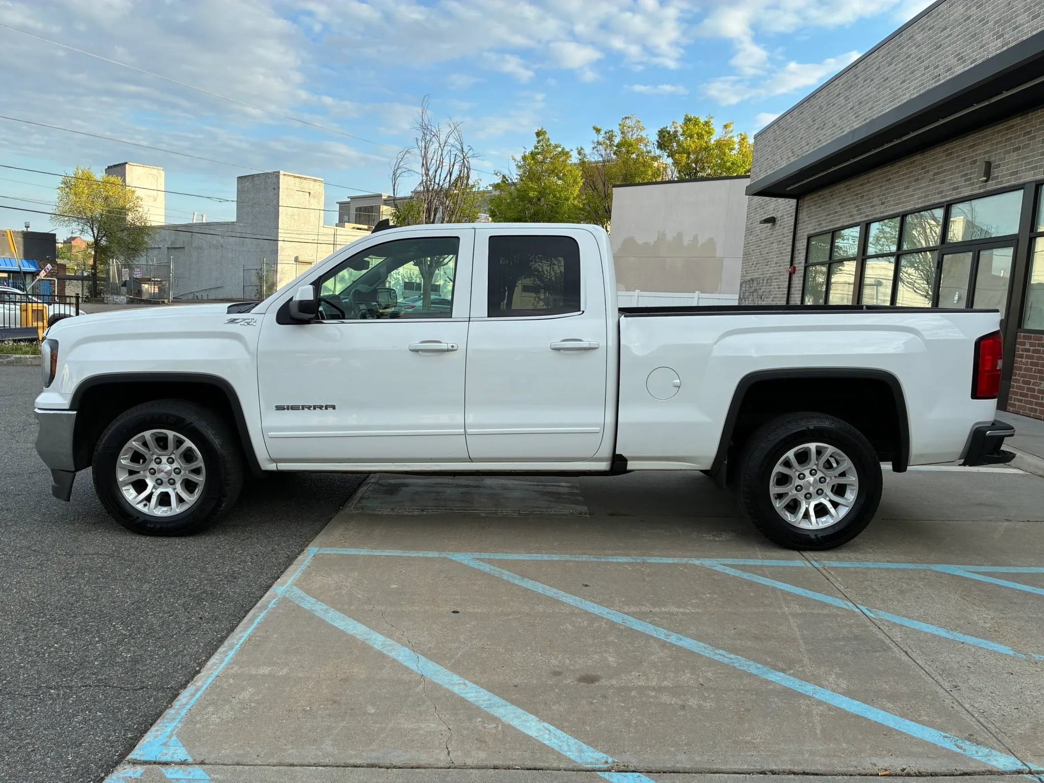 Used 2018 GMC Sierra 1500 SLE w/ SLE Value Package AWD/4WD image 3