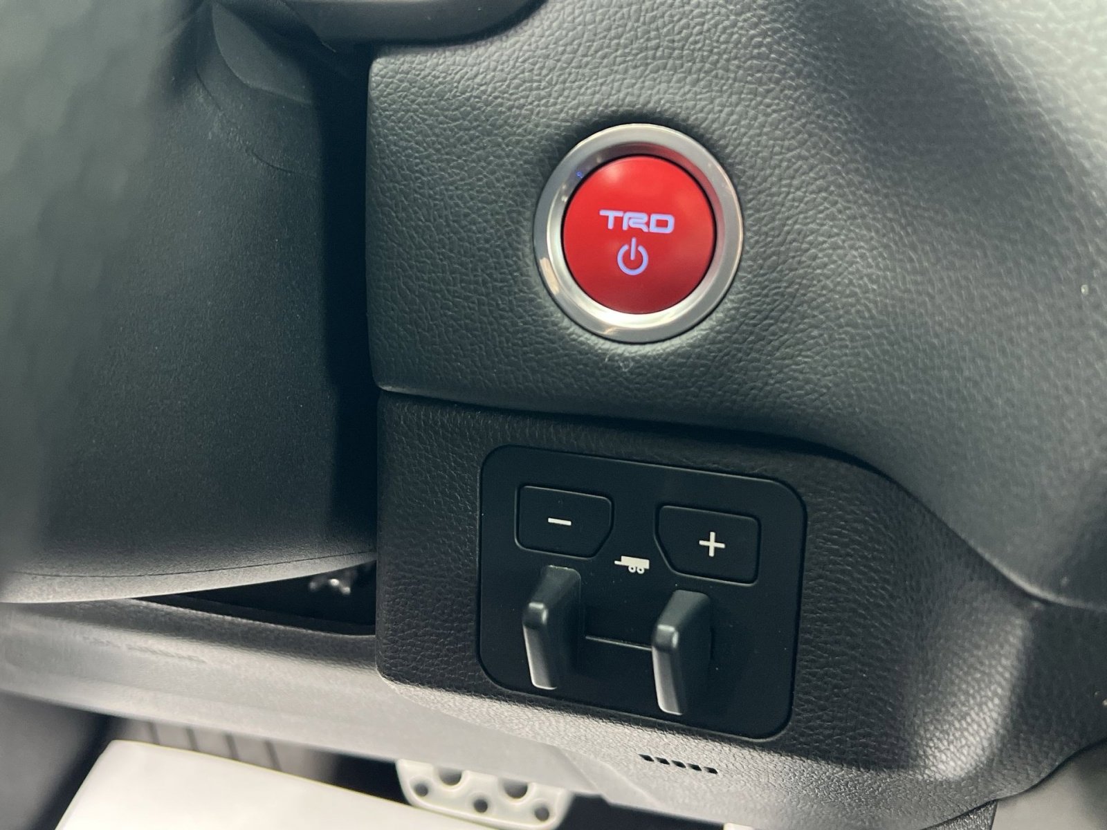 Used 2023 Toyota Tundra Limited image 32