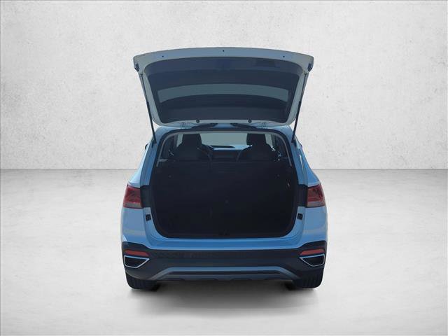 Used 2023 Volkswagen Taos SE w/ Panoramic Sunroof Package FWD image 8