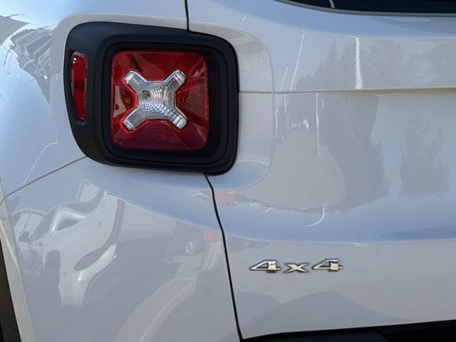 Used 2023 Jeep Renegade Latitude AWD/4WD image 6