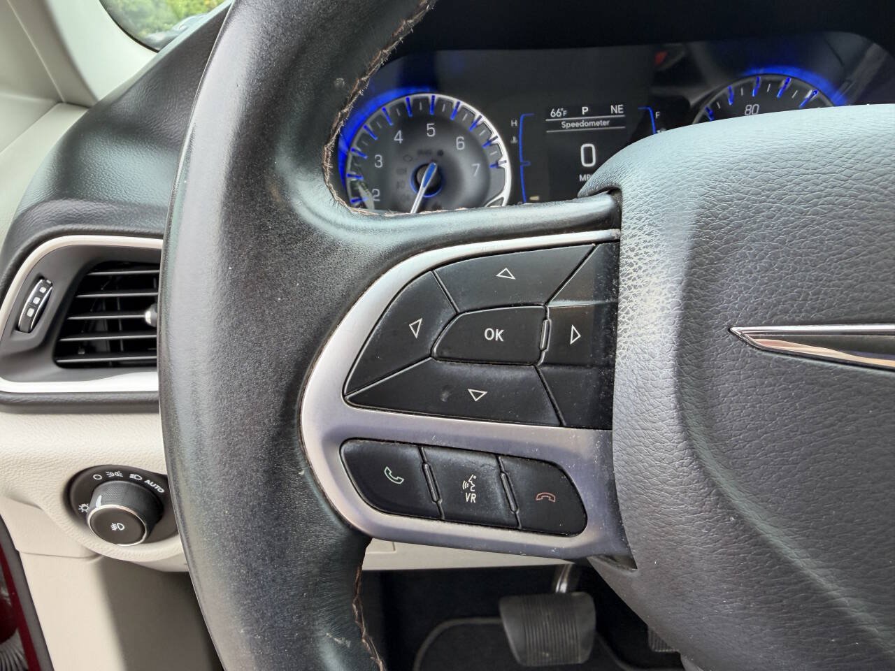 Used 2018 Chrysler Pacifica Touring-L FWD image 13