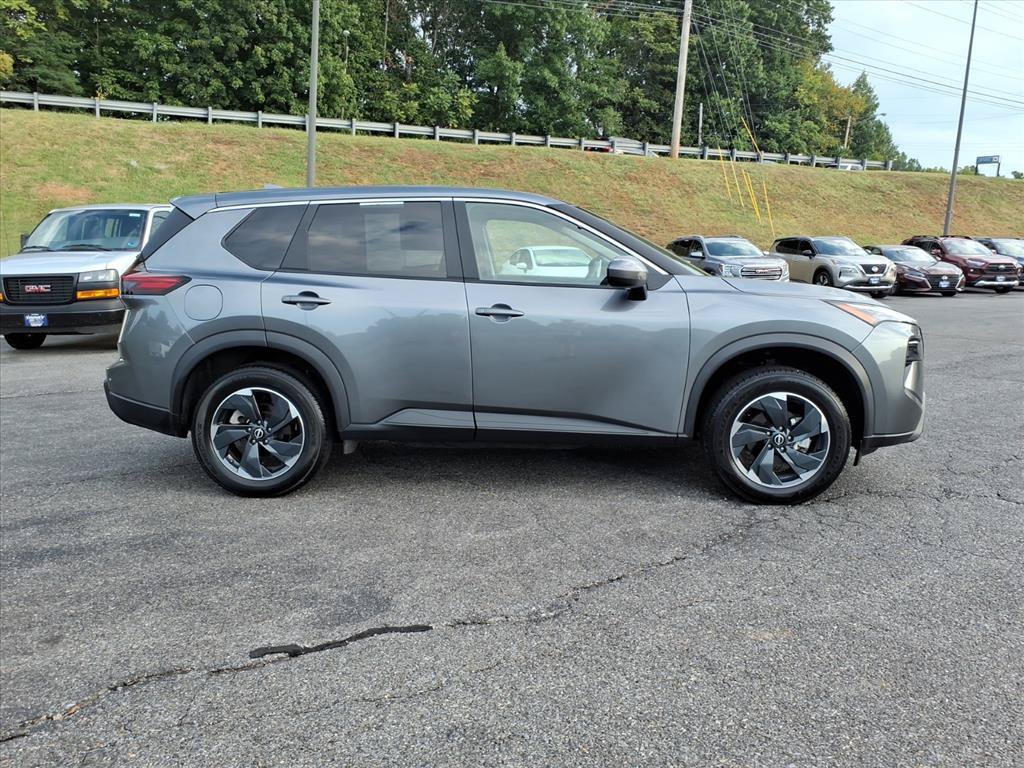 Used 2024 Nissan Rogue SV AWD/4WD image 2