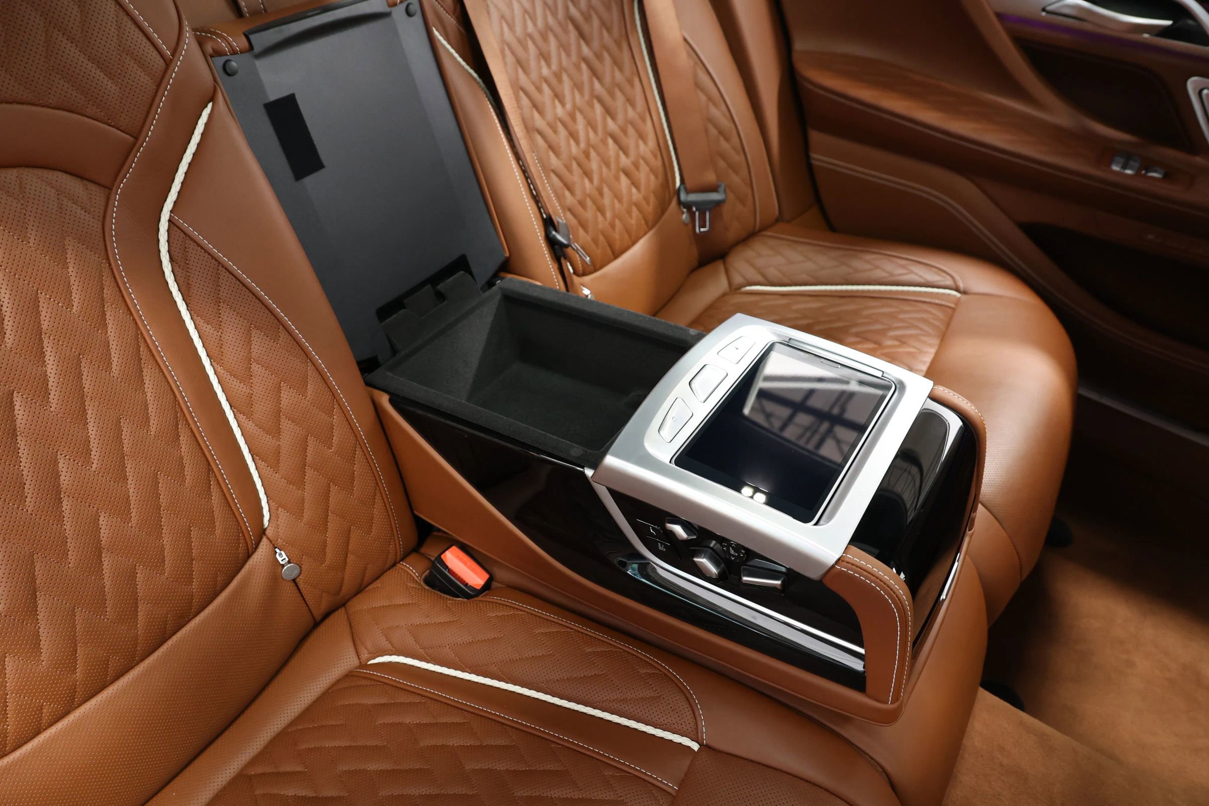 Used 2022 BMW M760i xDrive w/ Luxury Rear Seating Package image 84