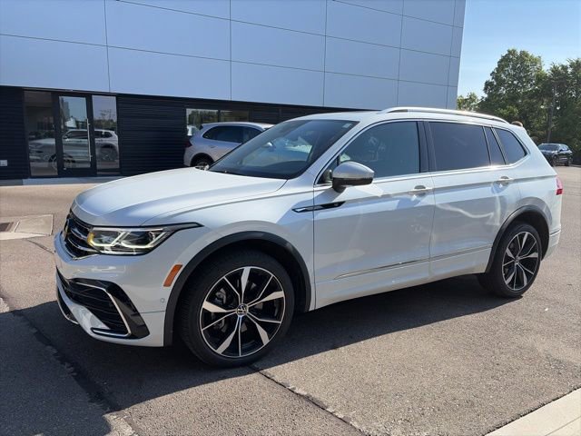 Used 2023 Volkswagen Tiguan SEL R-Line AWD/4WD image 6