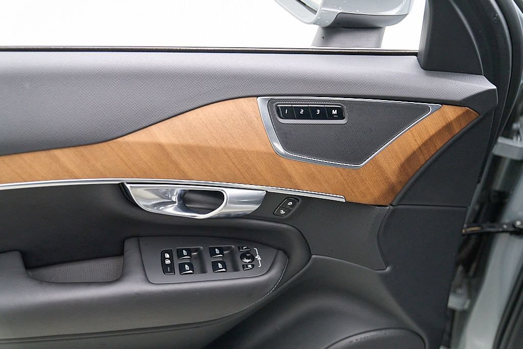 Certified 2025 Volvo XC90 B6 Plus AWD/4WD image 11