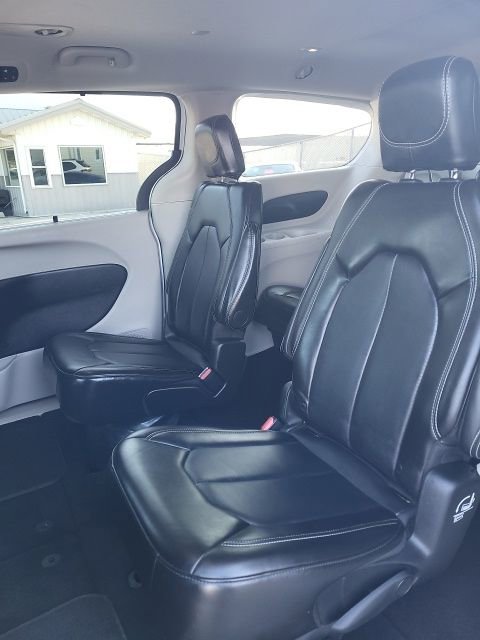 Used 2024 Chrysler Pacifica Touring-L image 12