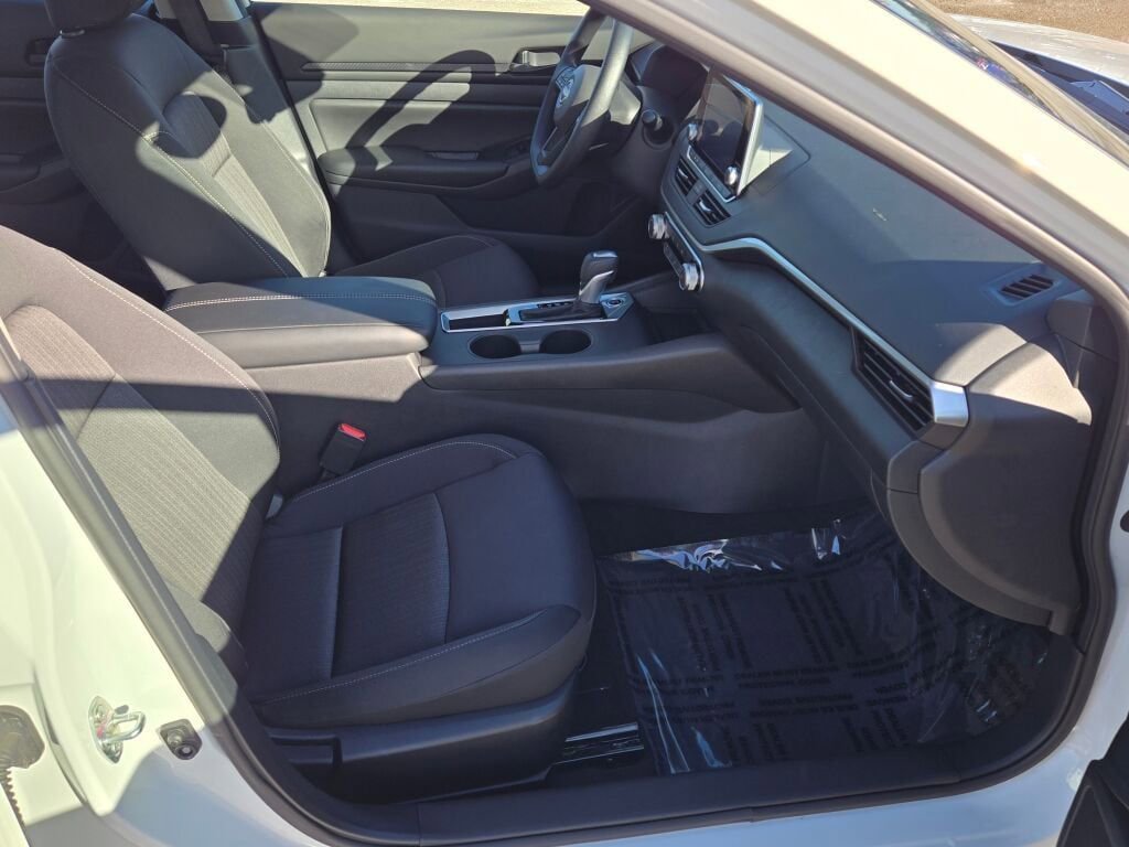 Used 2025 Nissan Altima 2.5 S FWD image 4