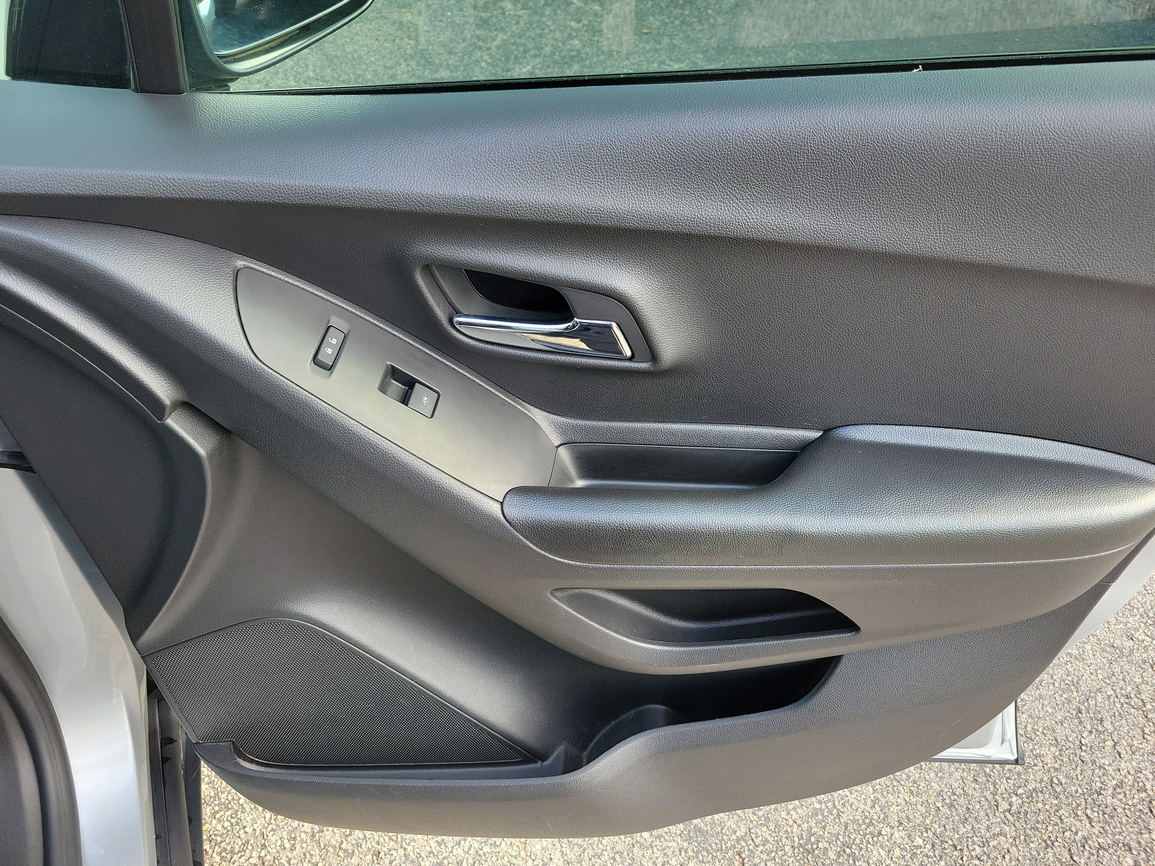 Used 2022 Chevrolet Trax LT w/ Redline Edition image 9