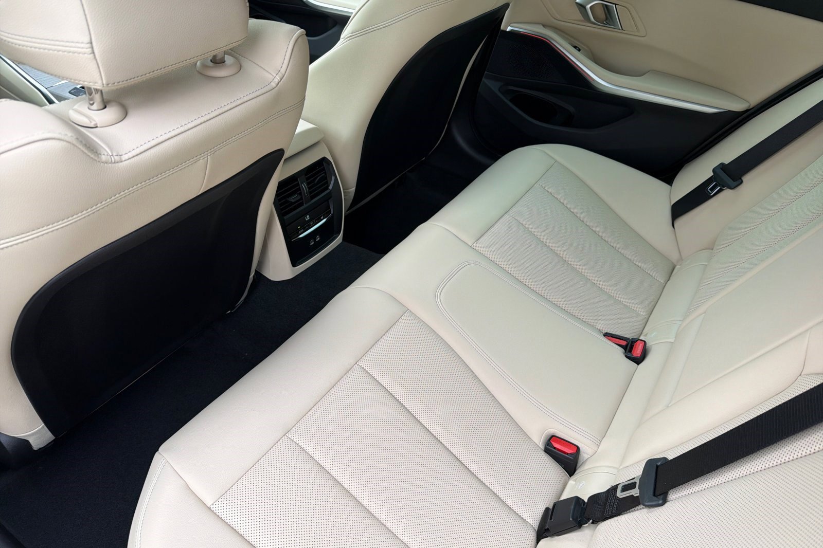 Used 2025 BMW 330i Sedan w/ Convenience Package image 15