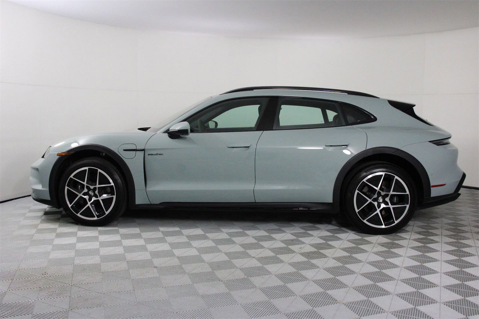 Used 2025 Porsche Taycan 4 Cross Turismo image 2