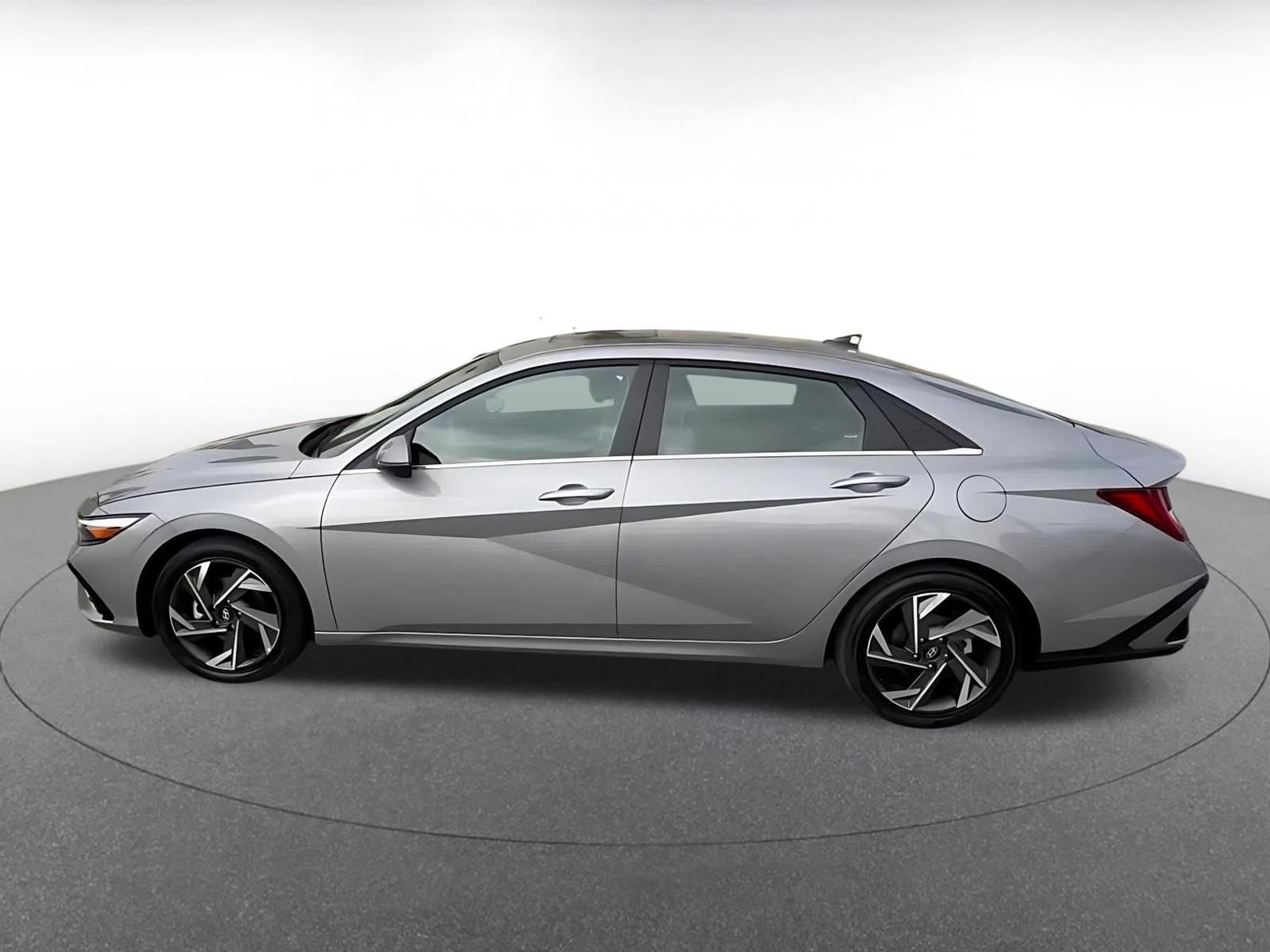 Used 2025 Hyundai Elantra Limited image 10