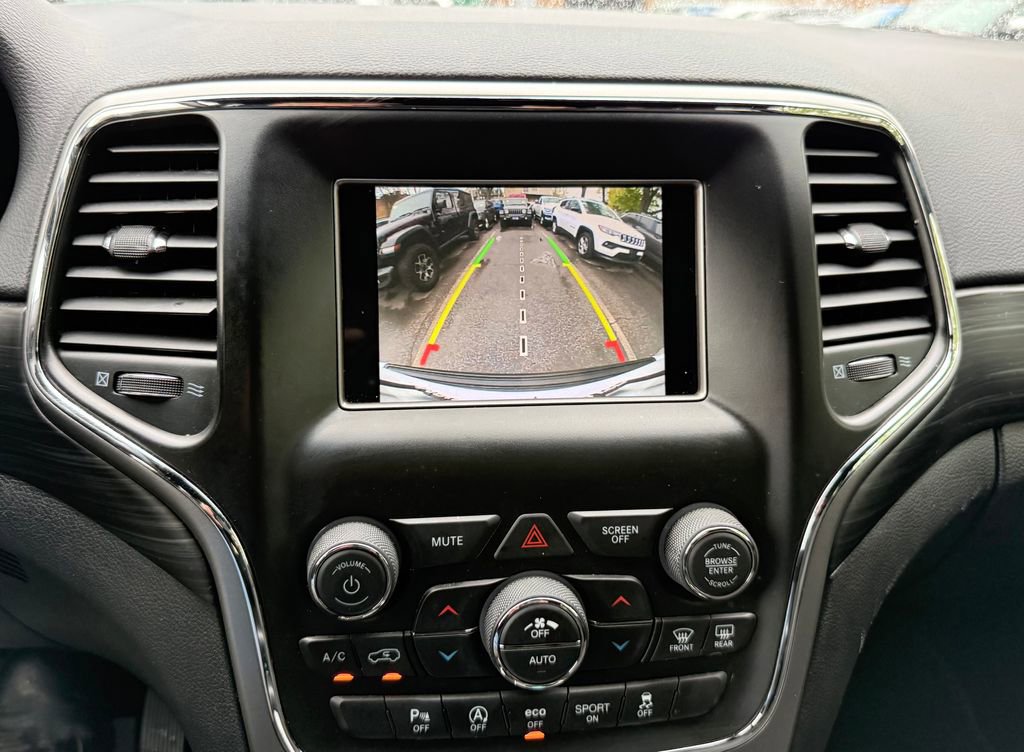 Used 2020 Jeep Grand Cherokee Laredo AWD/4WD image 28
