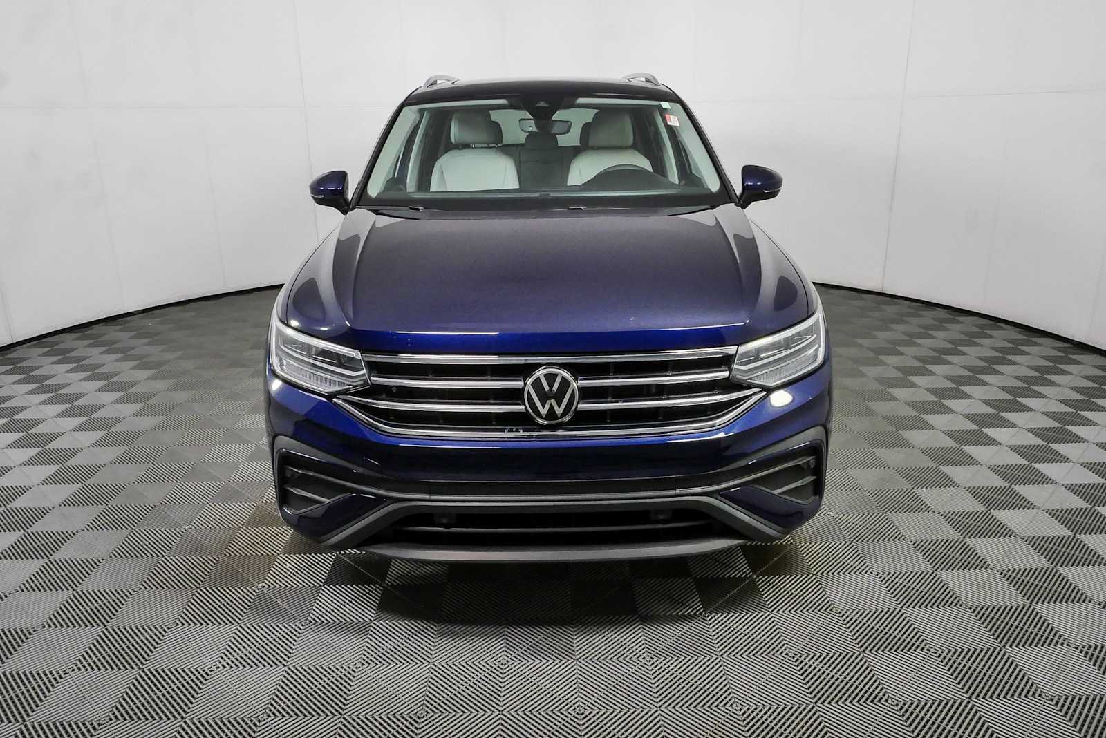 Certified 2023 Volkswagen Tiguan SE w/ Panoramic Sunroof Package FWD image 37