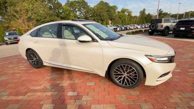 Used 2020 Honda Accord Touring image 3