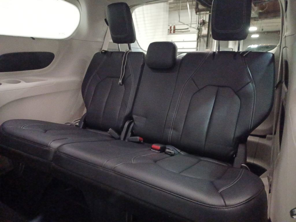 Used 2022 Chrysler Pacifica Touring-L image 24