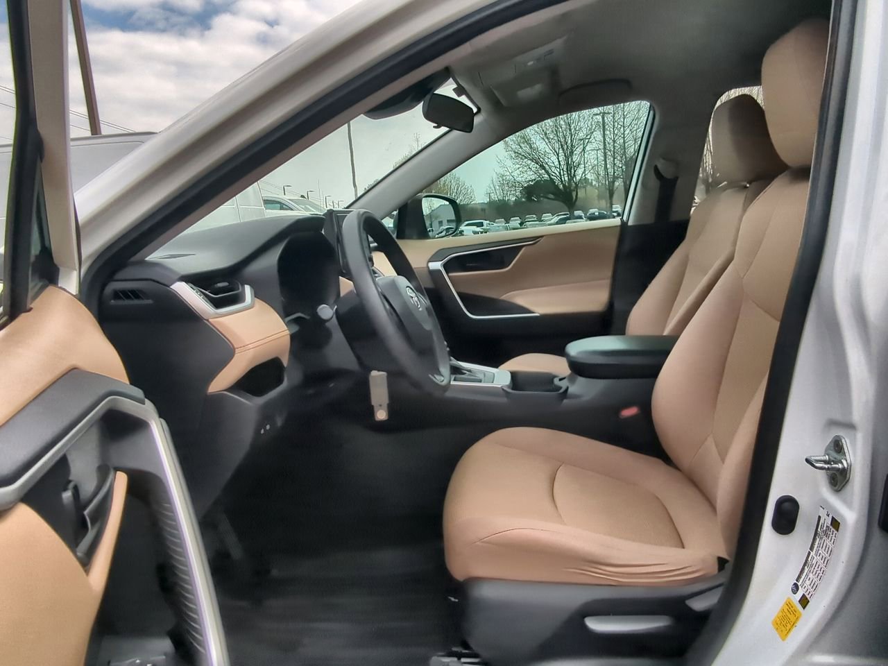 Used 2019 Toyota RAV4 LE image 17