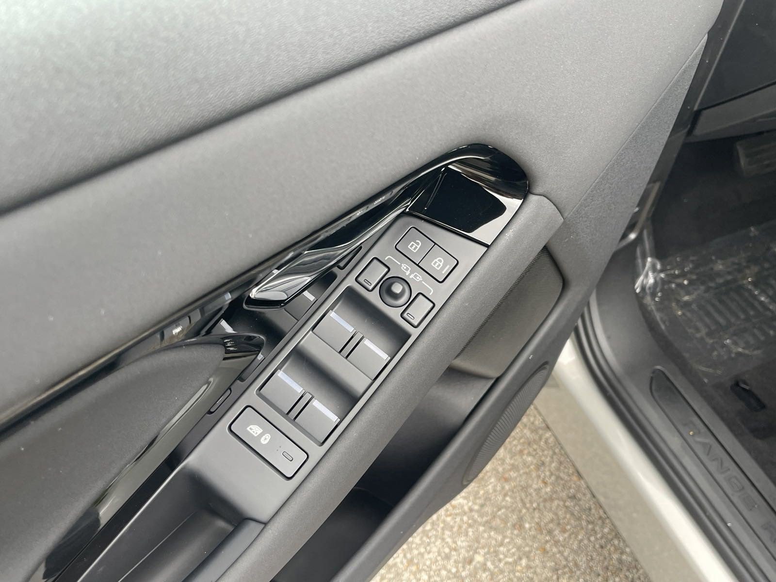 Used 2025 Land Rover Range Rover Evoque S image 21