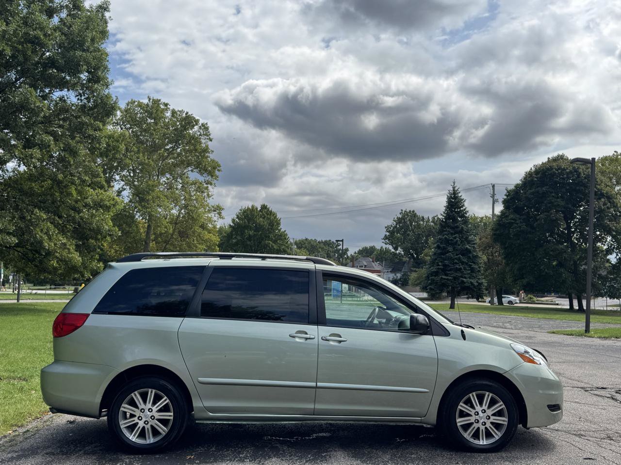 Used 2009 Toyota Sienna LE FWD image 9