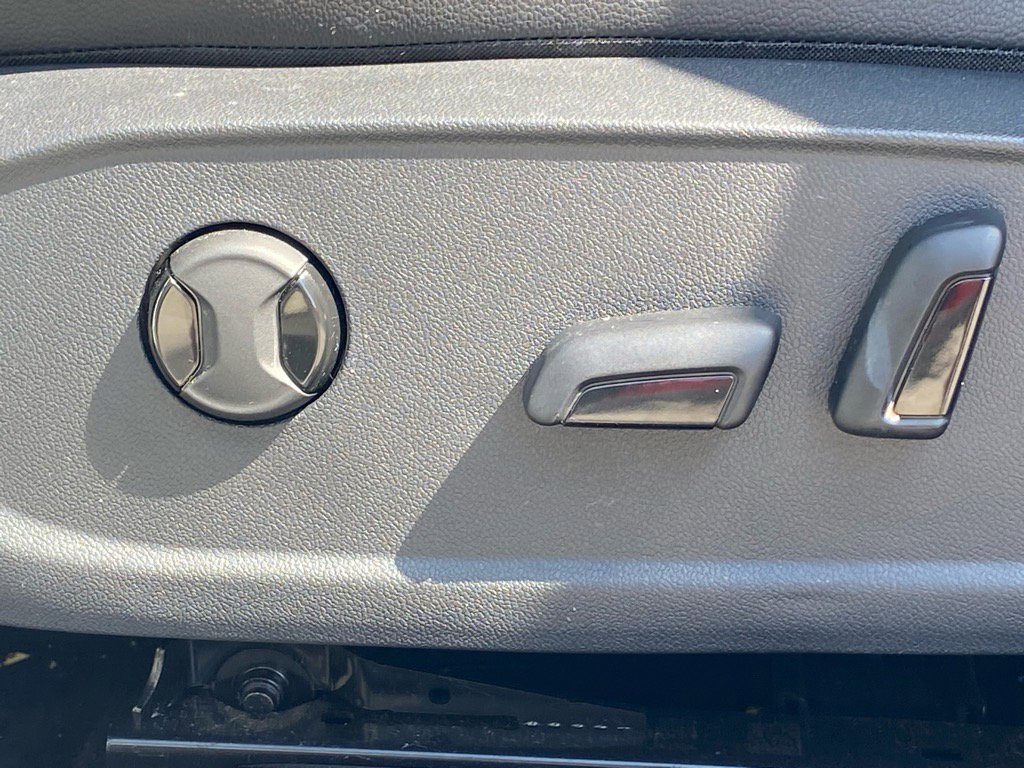 Certified 2025 Volkswagen Jetta SE w/ Black Wheel Package image 13