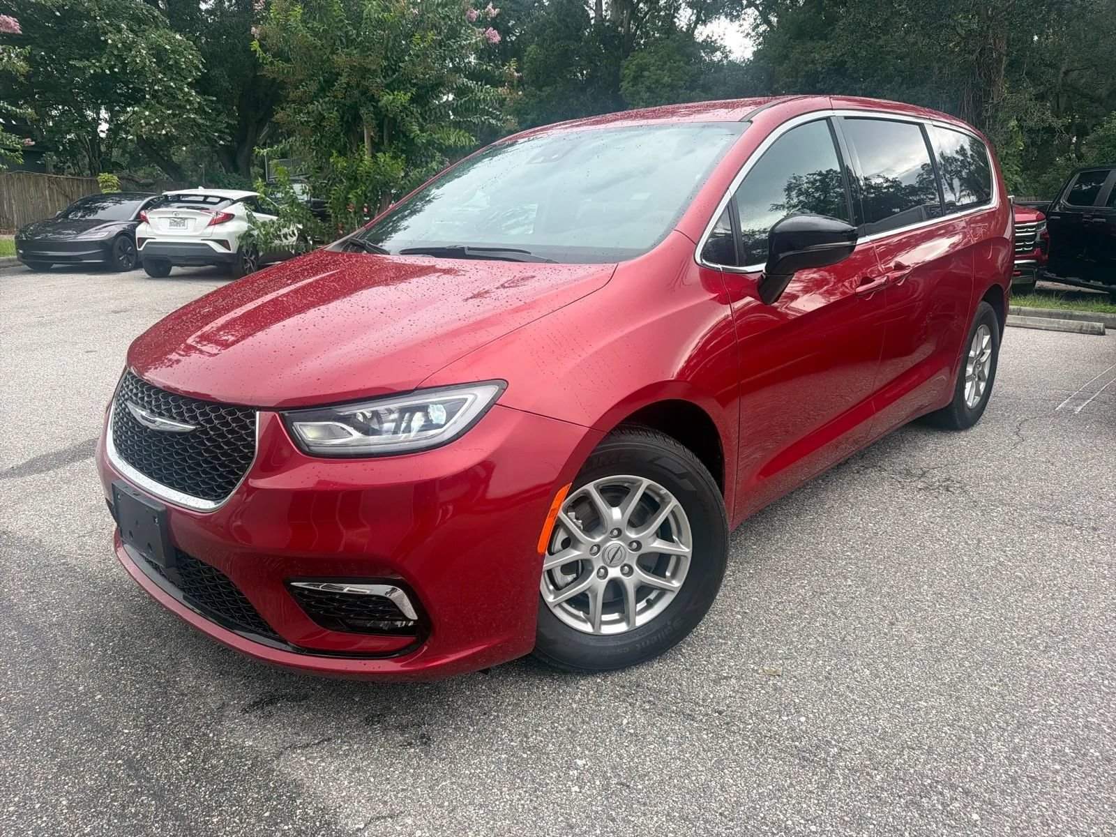 Used 2025 Chrysler Pacifica Select FWD image 2