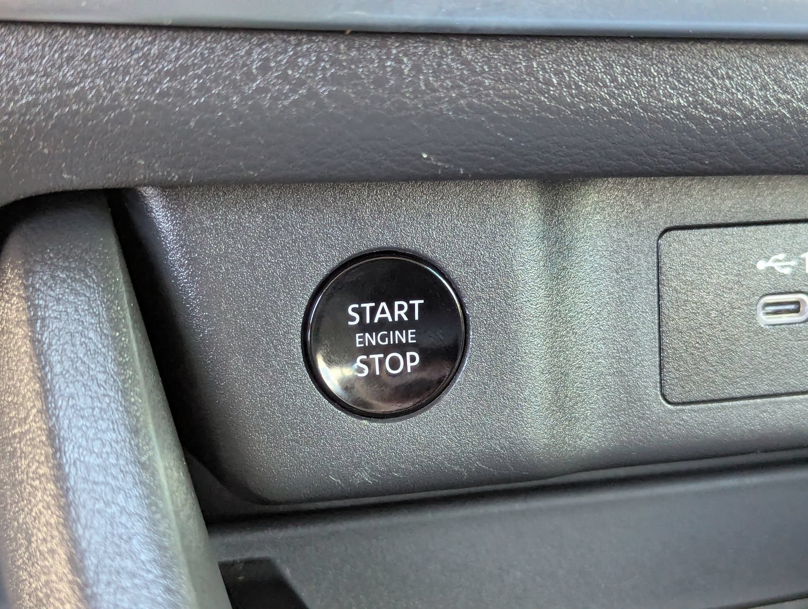Used 2025 Nissan Rogue SV FWD image 32