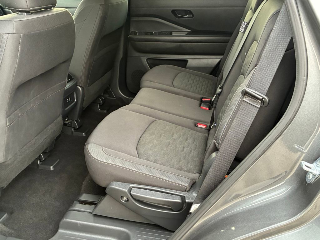 Used 2025 Nissan Pathfinder SV image 14