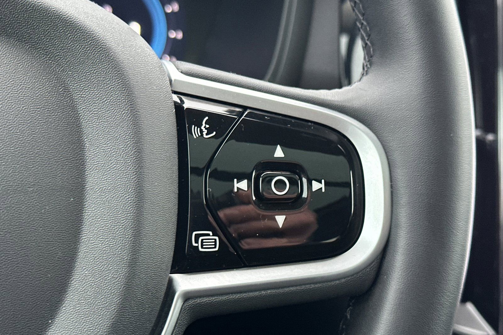 Used 2025 Volvo V60 B5 Cross Country Plus image 27