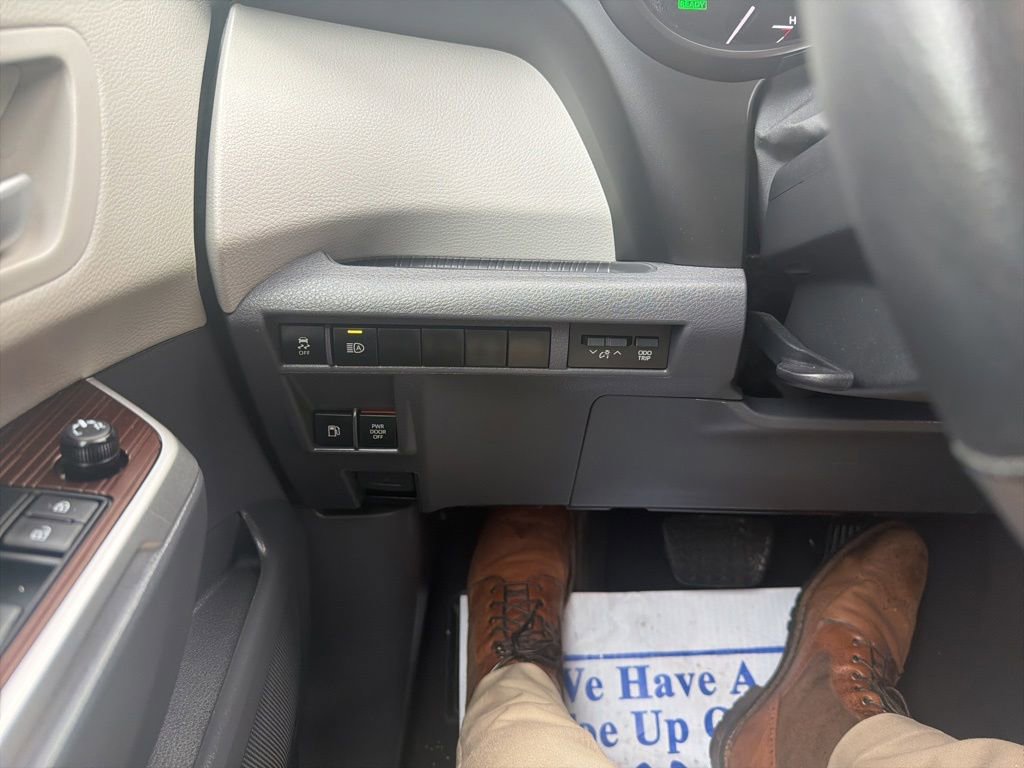 Used 2024 Toyota Sienna XLE FWD image 17