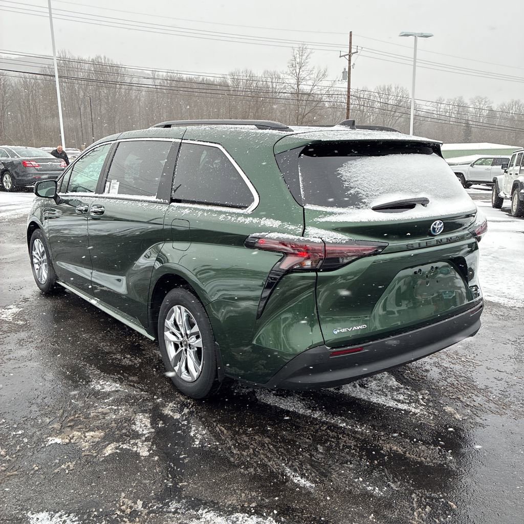 Used 2025 Toyota Sienna XLE image 2