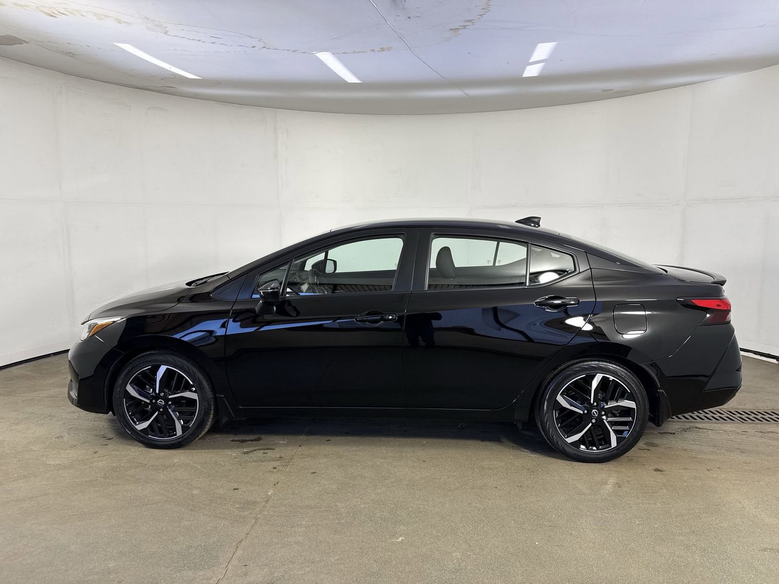 Certified 2025 Nissan Versa SR w/ Trunk Package image 28