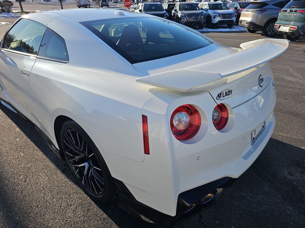 Used 2024 Nissan GT-R Premium w/ Premium Interior Package image 17