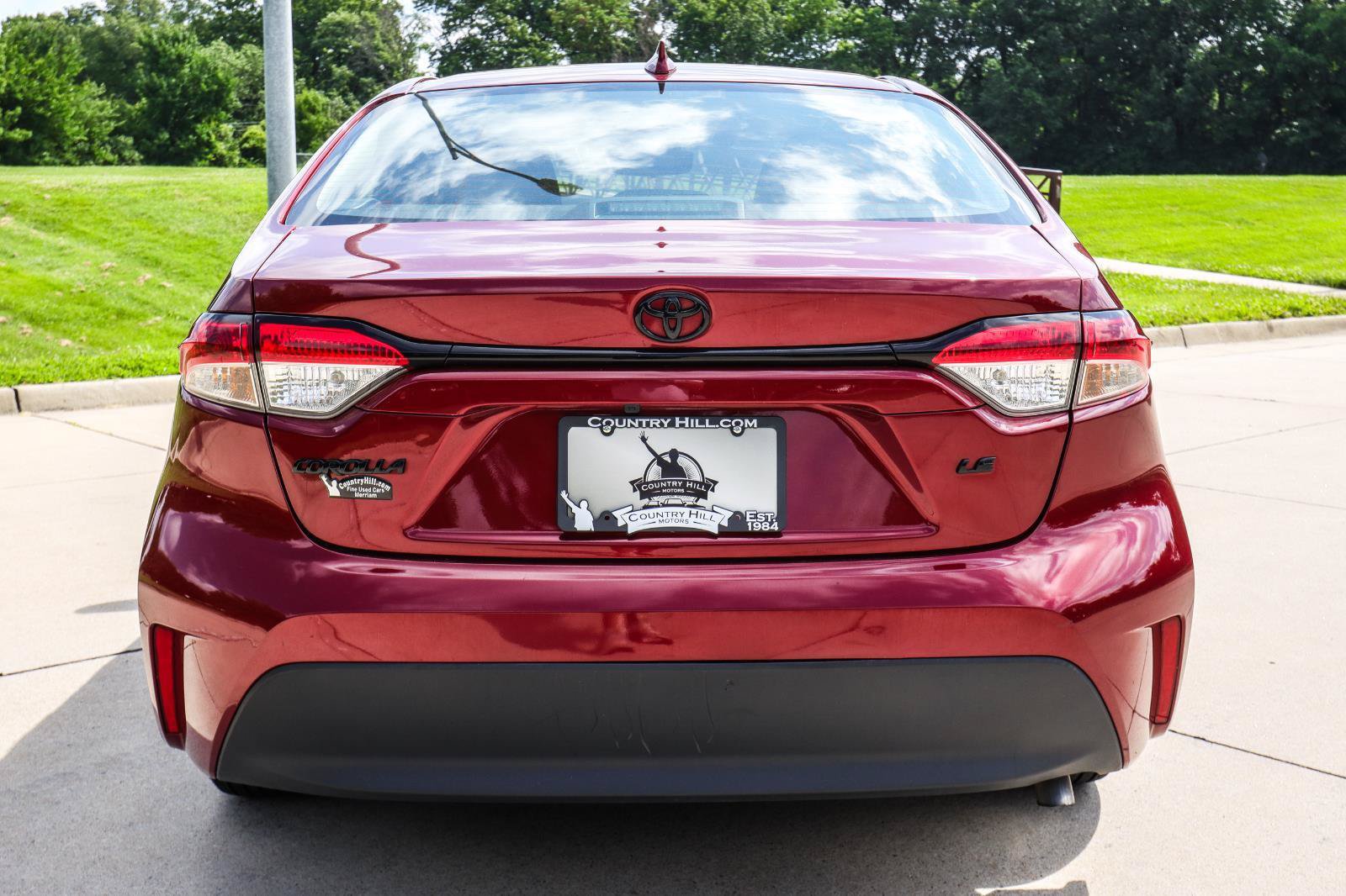 Used 2025 Toyota Corolla LE w/ LE Premium Package FWD image 19
