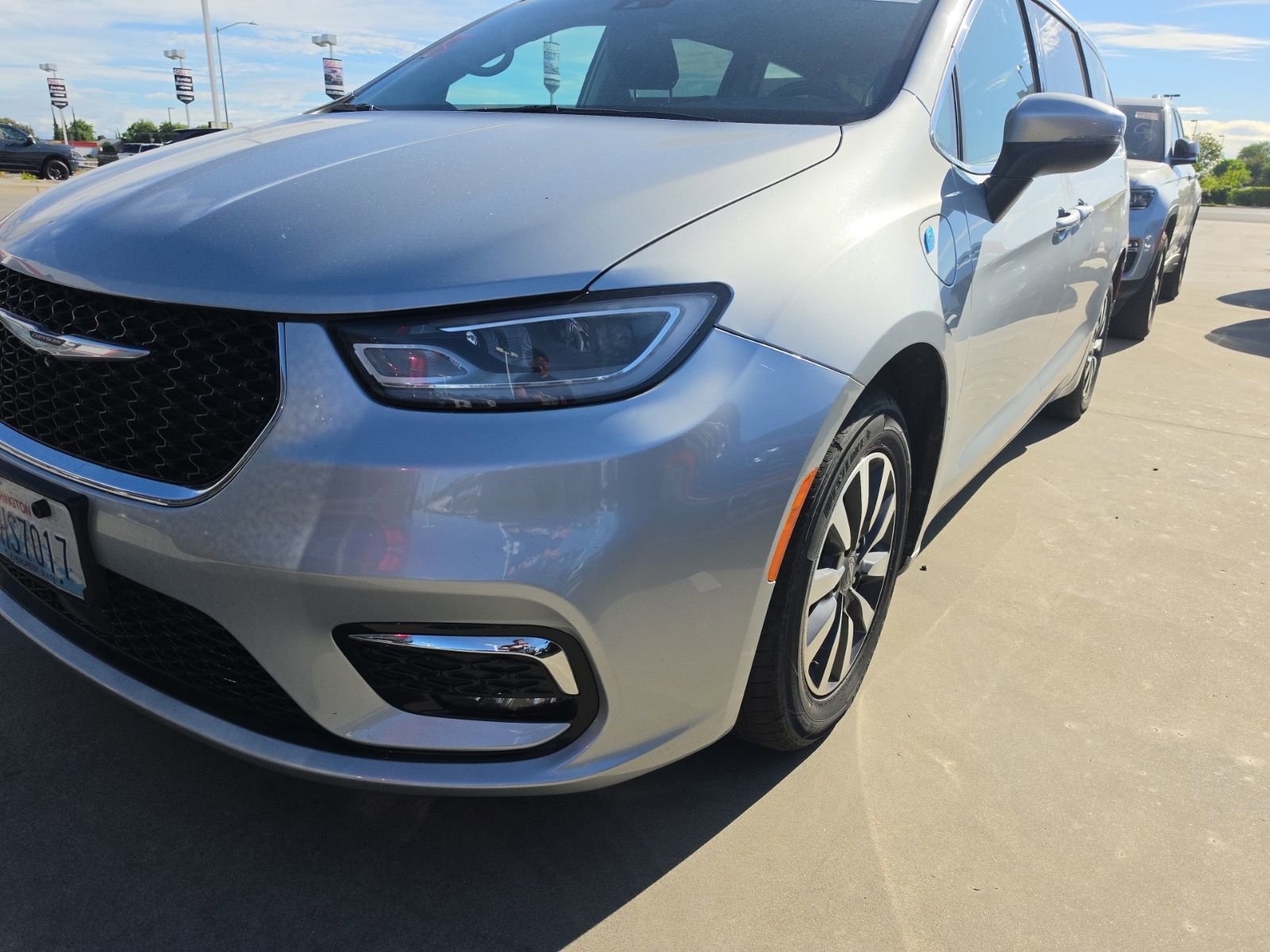 Used 2023 Chrysler Pacifica Touring-L image 1