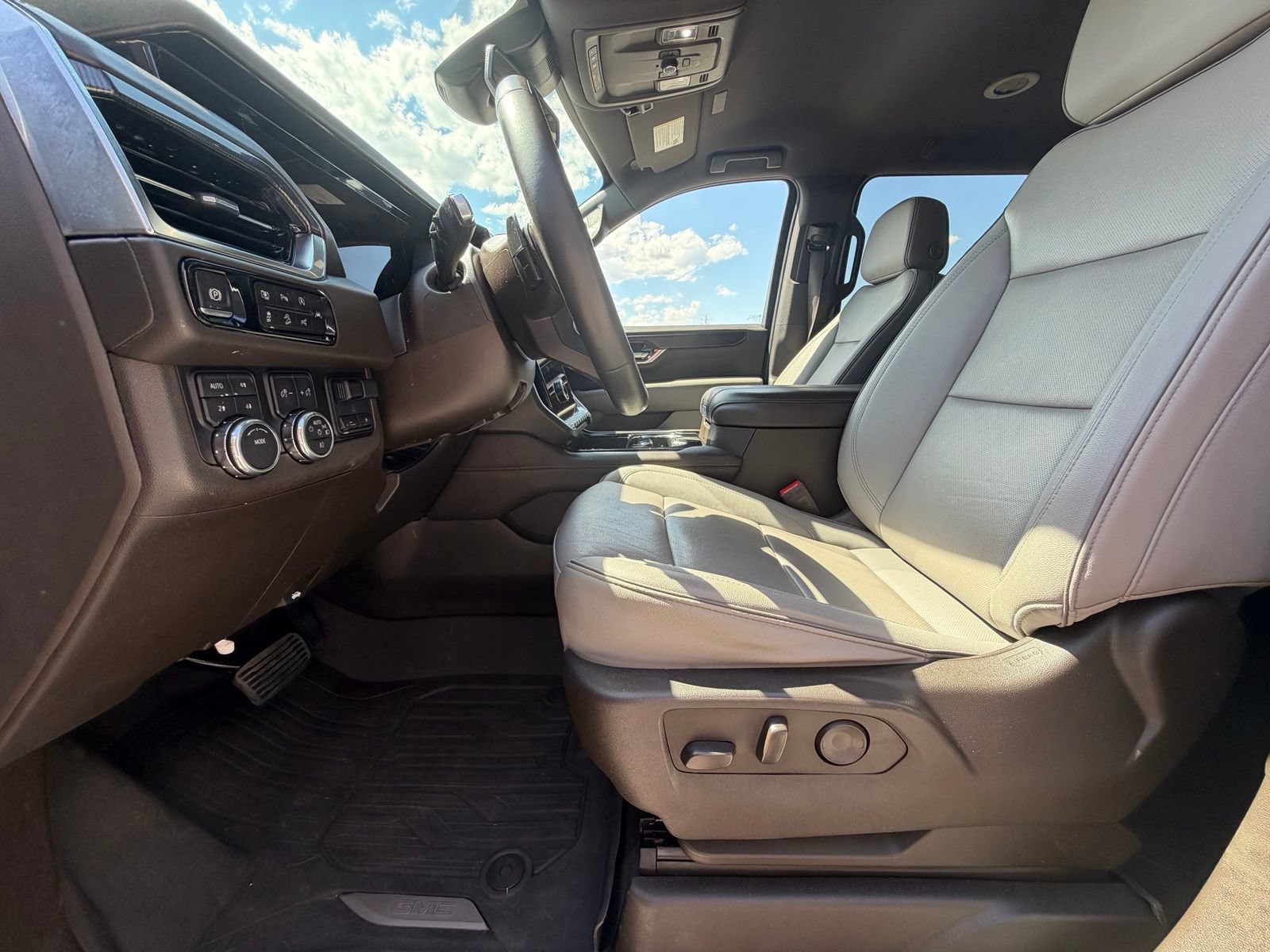 Used 2025 GMC Yukon XL Elevation AWD/4WD image 11