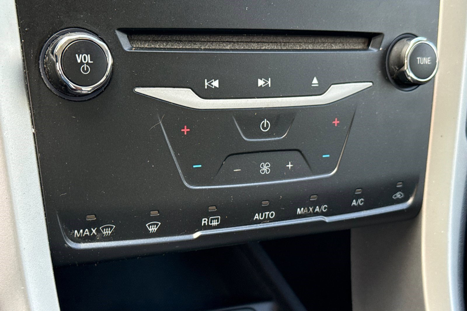 Used 2014 Ford Fusion SE FWD image 16