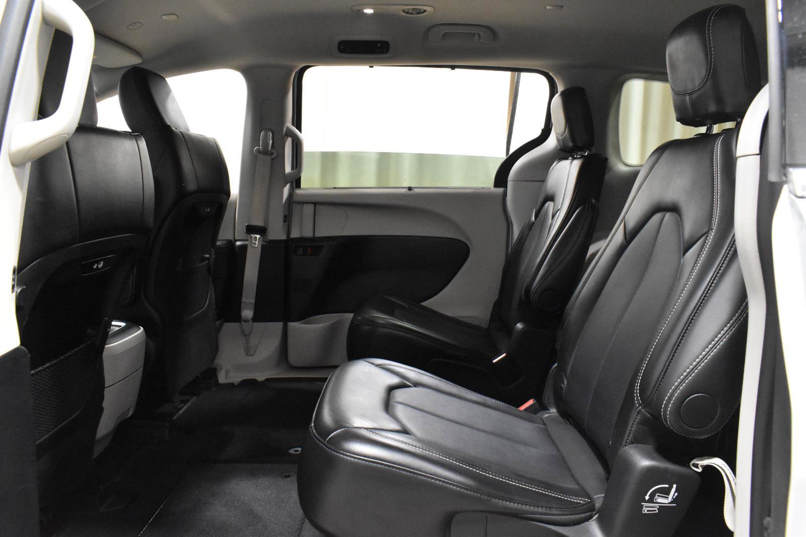 Used 2024 Chrysler Pacifica Touring-L image 5