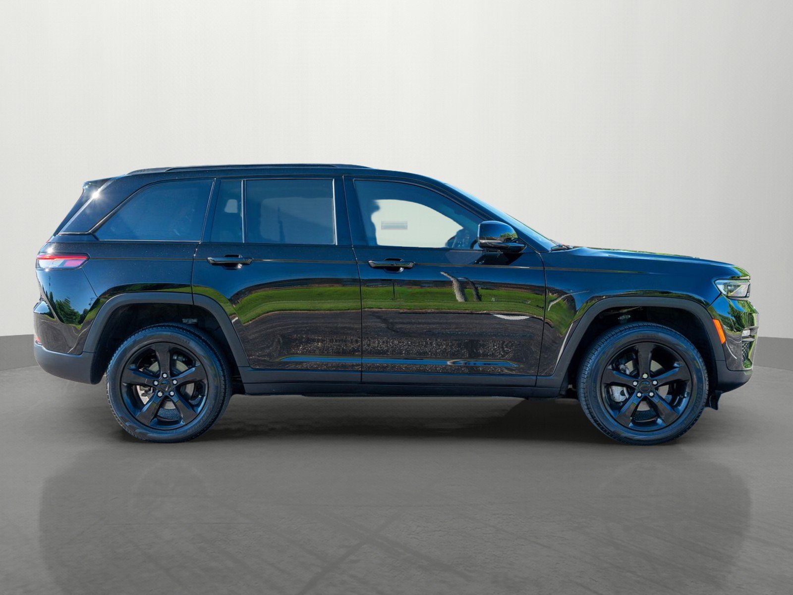 Used 2023 Jeep Grand Cherokee Limited w/ Black Appearance Package AWD/4WD image 8