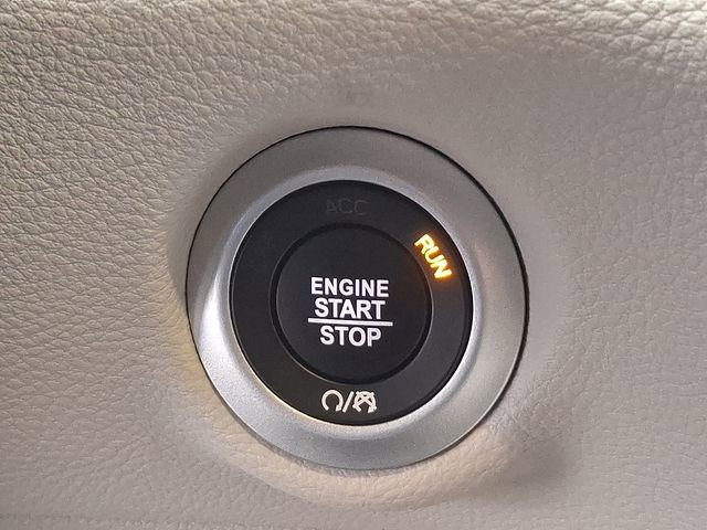 Used 2023 Chrysler Pacifica Limited w/ Uconnect Theater Family Group image 24