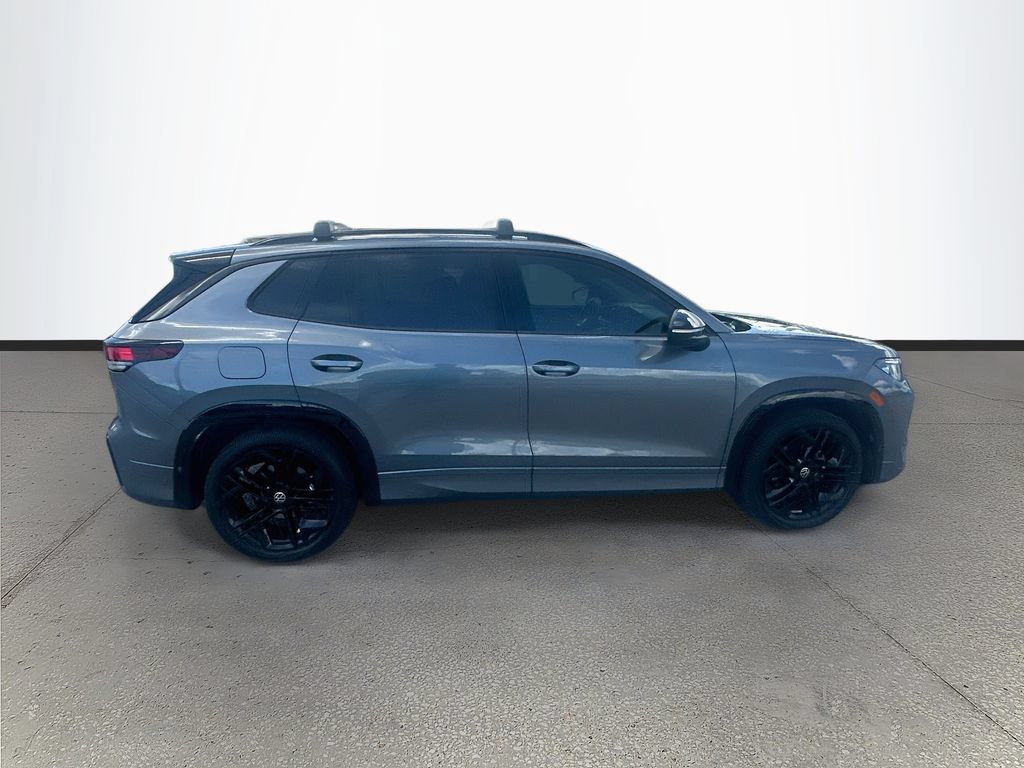 Used 2025 Volkswagen Tiguan SE R-Line FWD image 8