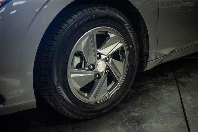 Used 2025 Hyundai Elantra SE FWD image 3