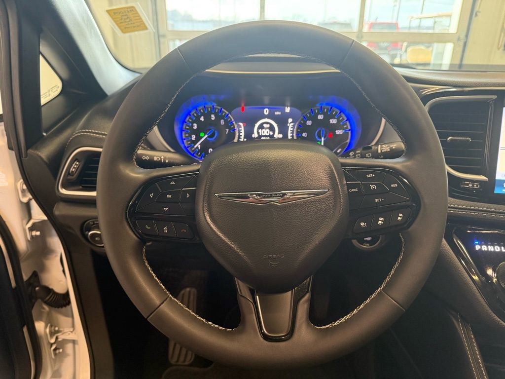 Used 2025 Chrysler Pacifica Limited image 26