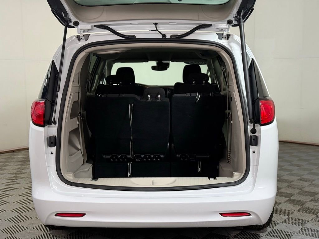 Used 2023 Chrysler Voyager LX image 6