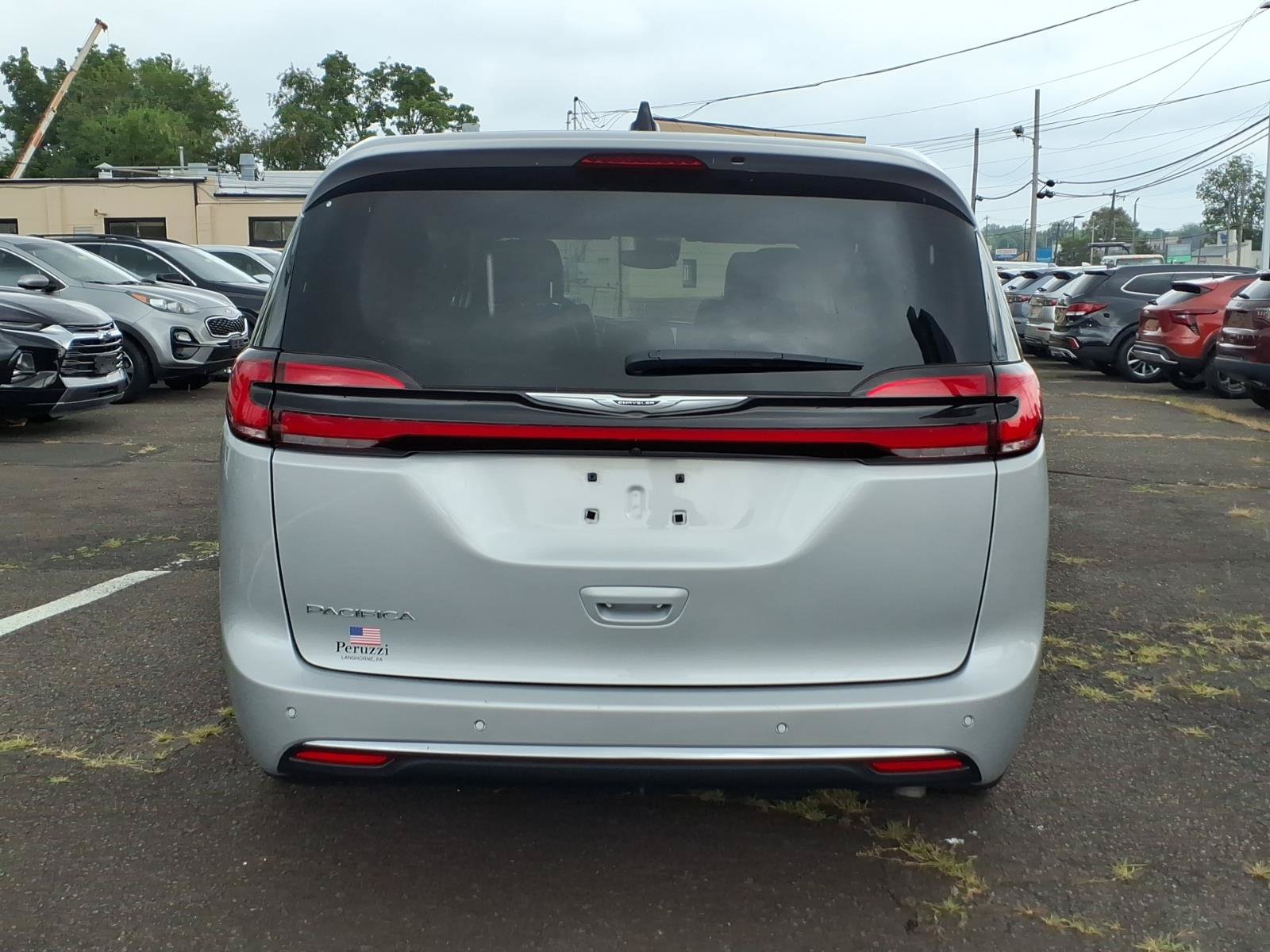 Used 2024 Chrysler Pacifica Touring-L FWD image 4